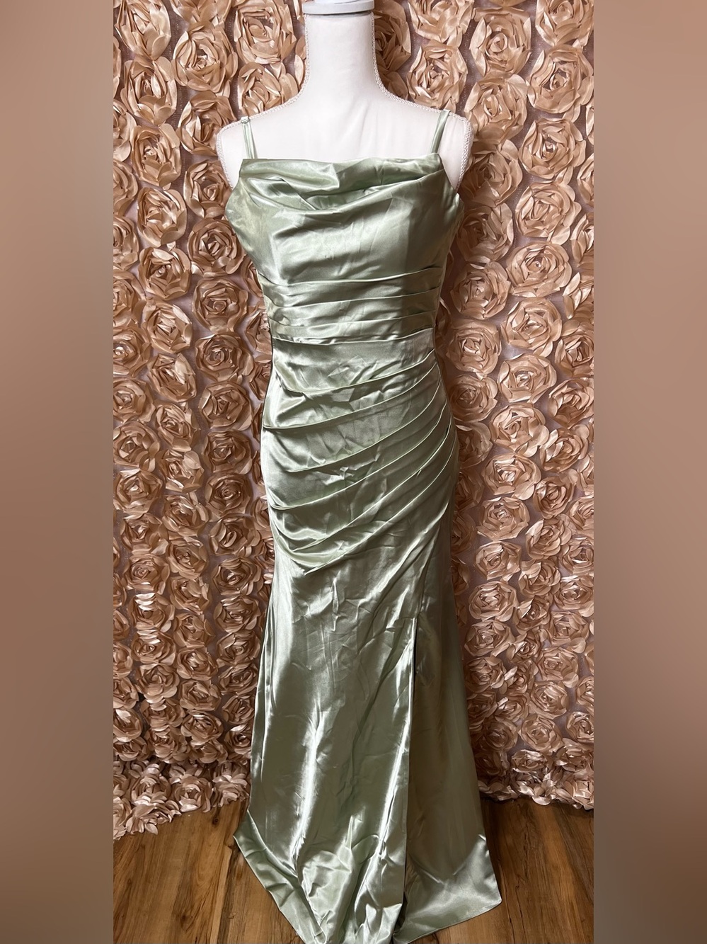 Elegant Sage Green Satin Evening Gown
🚨 NEW WITHOUT TAGS🚨